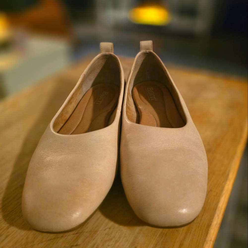Born Beca Beige Leather Casual Flats Slip On  Shoes US 8